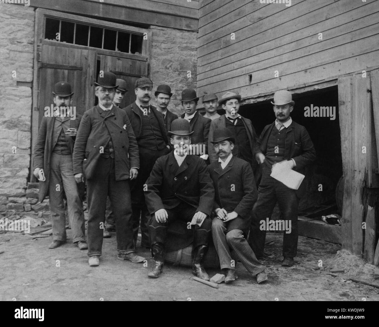 Newspapermen in Johnstown, Pennsylvania, die Berichterstattung über die Flut von 31. Mai 1889. Unter ihnen sind Ervin Wardman, W.J. Kenney, Richard A. Farrelly, und Charles E. Russell (BSLOC 2017 17 79) Stockfoto