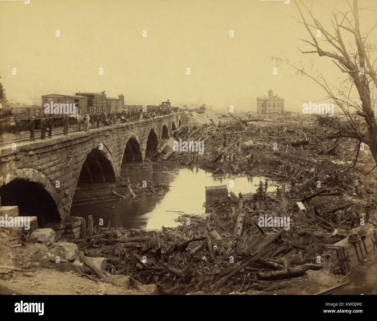 Ablagerungen an der Pennsylvania Railroad steinerne Brücke, nach der die Johnstown Flood vom 31. Mai 1889. Dies war der entsetzlichsten Ort der Katastrophe. Die Brücke blockiert den Angriff von Tonnen von Schutt, durch das Hochwasser durchgeführt. Brach ein Feuer in den 30 Hektar großen Ablagerungen, brennen für drei Tage, töten Dutzende Menschen immer noch gefangen in den Häusern (BSLOC 2017 17 80) Stockfoto