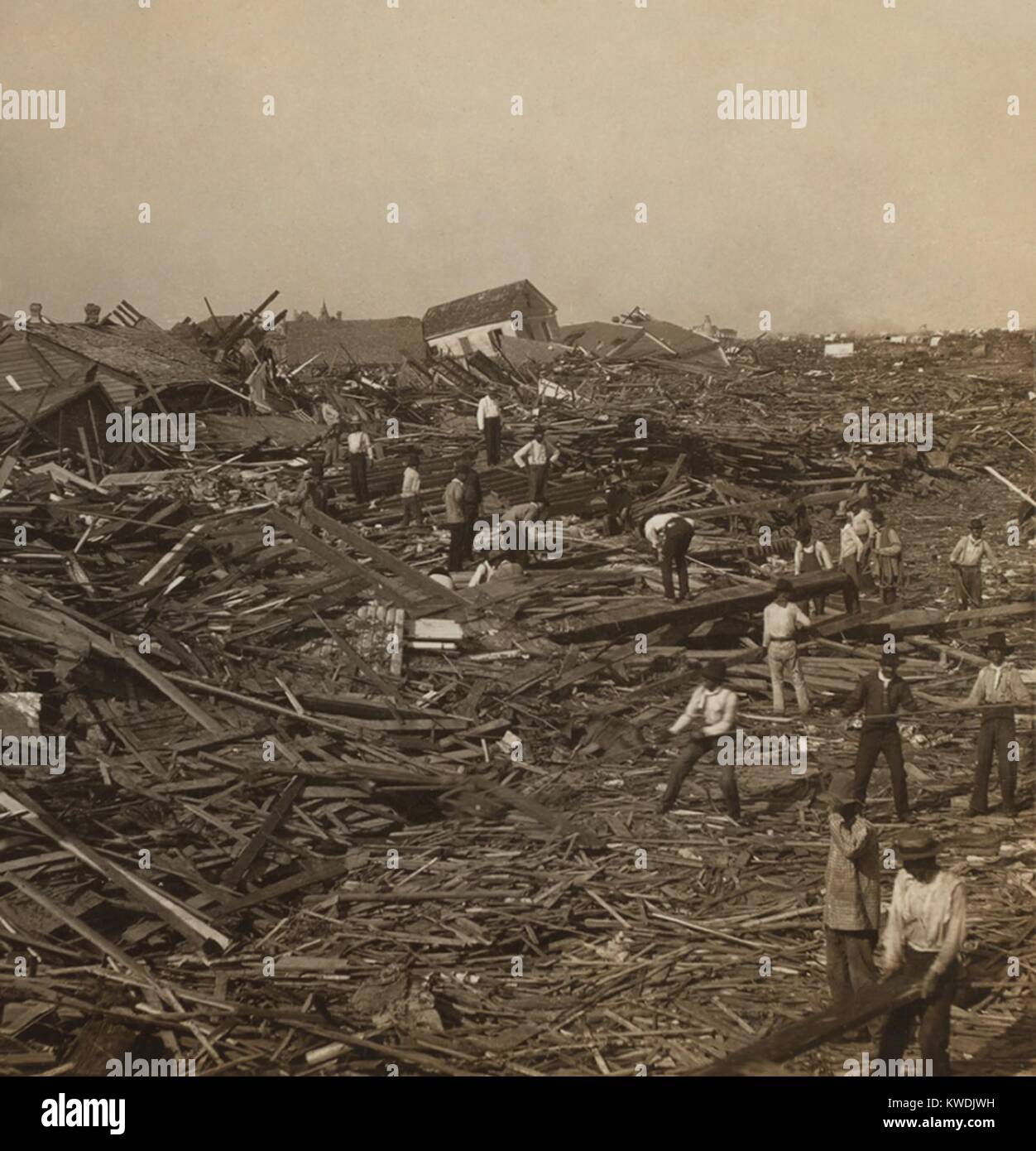 Auf der Suche nach dem toten in den Ruinen, Galveston, Texas, zwei oder mehr Tage nach der Katastrophe. An Sept. 8, 1900, Galveston wurde durch eine Sturmflut von über 15 Fuß unter Wasser, überwältigende der Insel, deren höchster Punkt war nur 8,7 Meter über dem Meeresspiegel (BSLOC 2017 17 83) Stockfoto