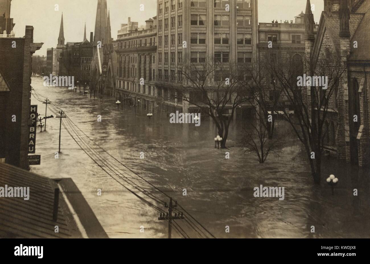 Ludlow Street in der Innenstadt von Dayton, Ohio, Blick nach Norden während der großen Flut von 1913. Dayton war völlig verwüstet, für drei Tage Ende März in überflutet wurde Ohios größte Wetter Katastrophe des frühen 20. Jahrhunderts (BSLOC 2017 17 96) Stockfoto