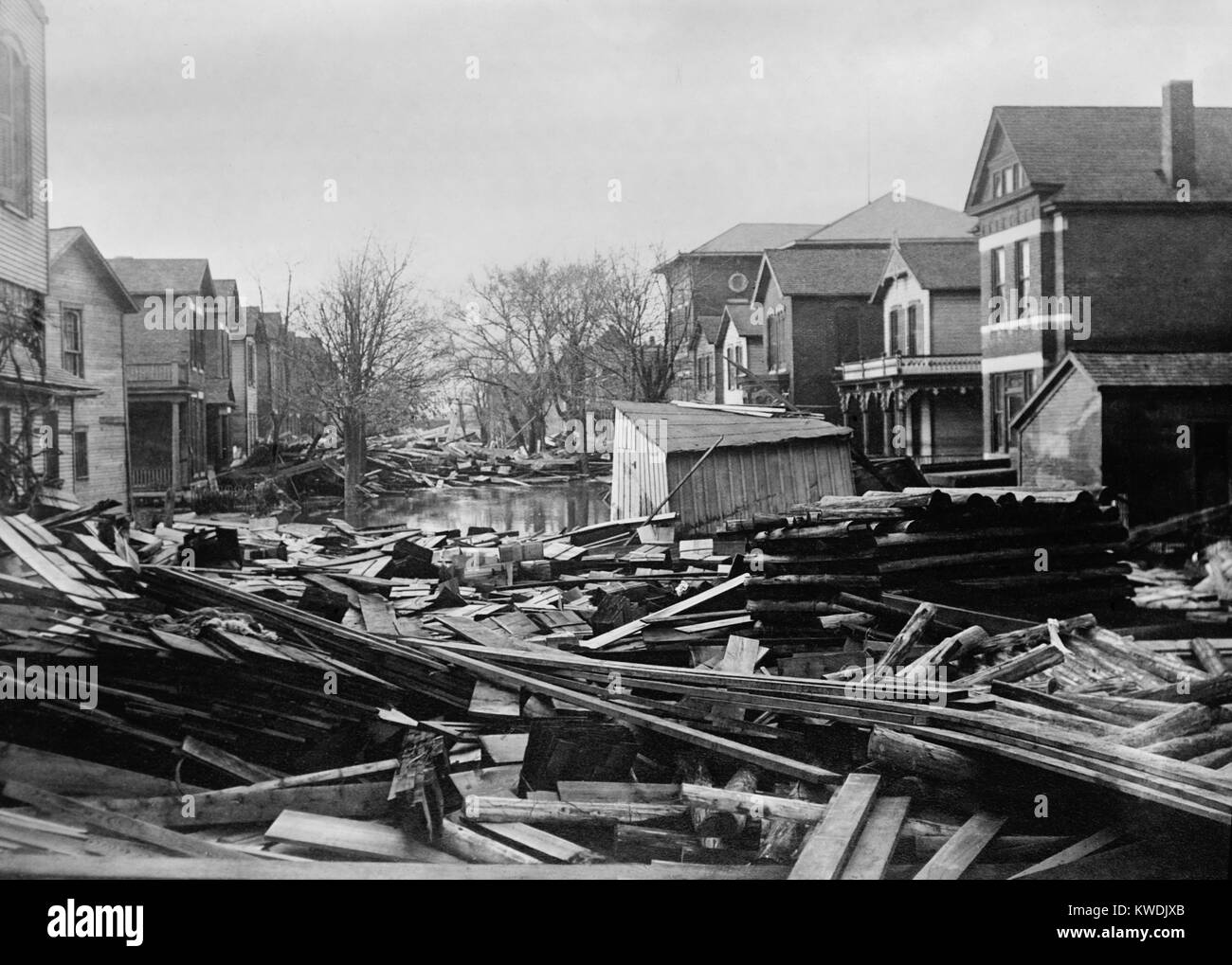 Stapel des Rückstands in einer Wohnstraße in Dayton Ohio im Jahr 1913. Deiche, die die Great Miami River konnte während der großen Flut von 1913, Ohios größte Wetter Katastrophe des frühen 20. Jahrhunderts (BSLOC 2017 17 98) Stockfoto