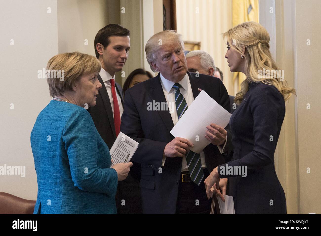 Präsident Donald Trump Gespräche mit Bundeskanzlerin Angela Merkel, Freitag, 17. März 2017. Sie sind durch das Senior Berater des Weißen Hauses, Jared Kushner, und Ivanka Trump im Äußeren im Oval Office des Weißen Hauses (BSLOC 2017 19 9) Stockfoto