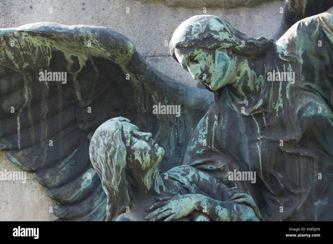 Statue von einem himmlischen Wesen/Engel auf der Suche nach einem menschlichen Stockfoto
