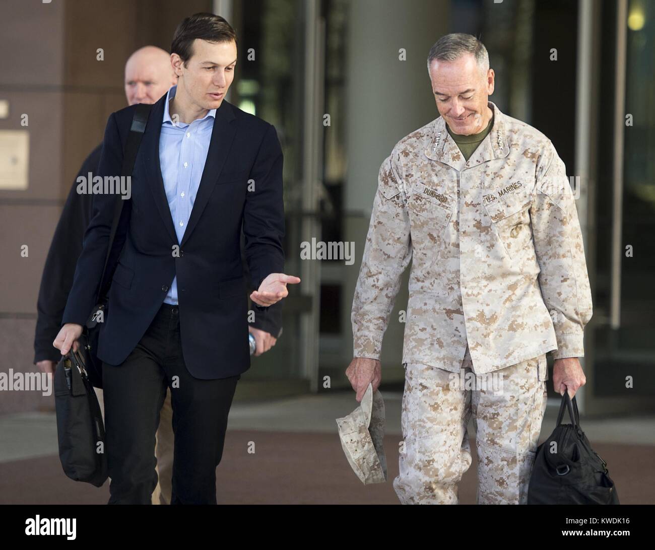 Marine Corps Gen. Joe Dunford, Chmn. Generalstabs, mit Jared Kushner, 3. April 2017. Kushner, Senior Berater von Präsident Trump, würde erhalten Briefings über die militärische Kampagne gegen ISIS, und mit uns und irakischen Beamten zusammentreffen im Irak (BSLOC 2017 18 142) Stockfoto