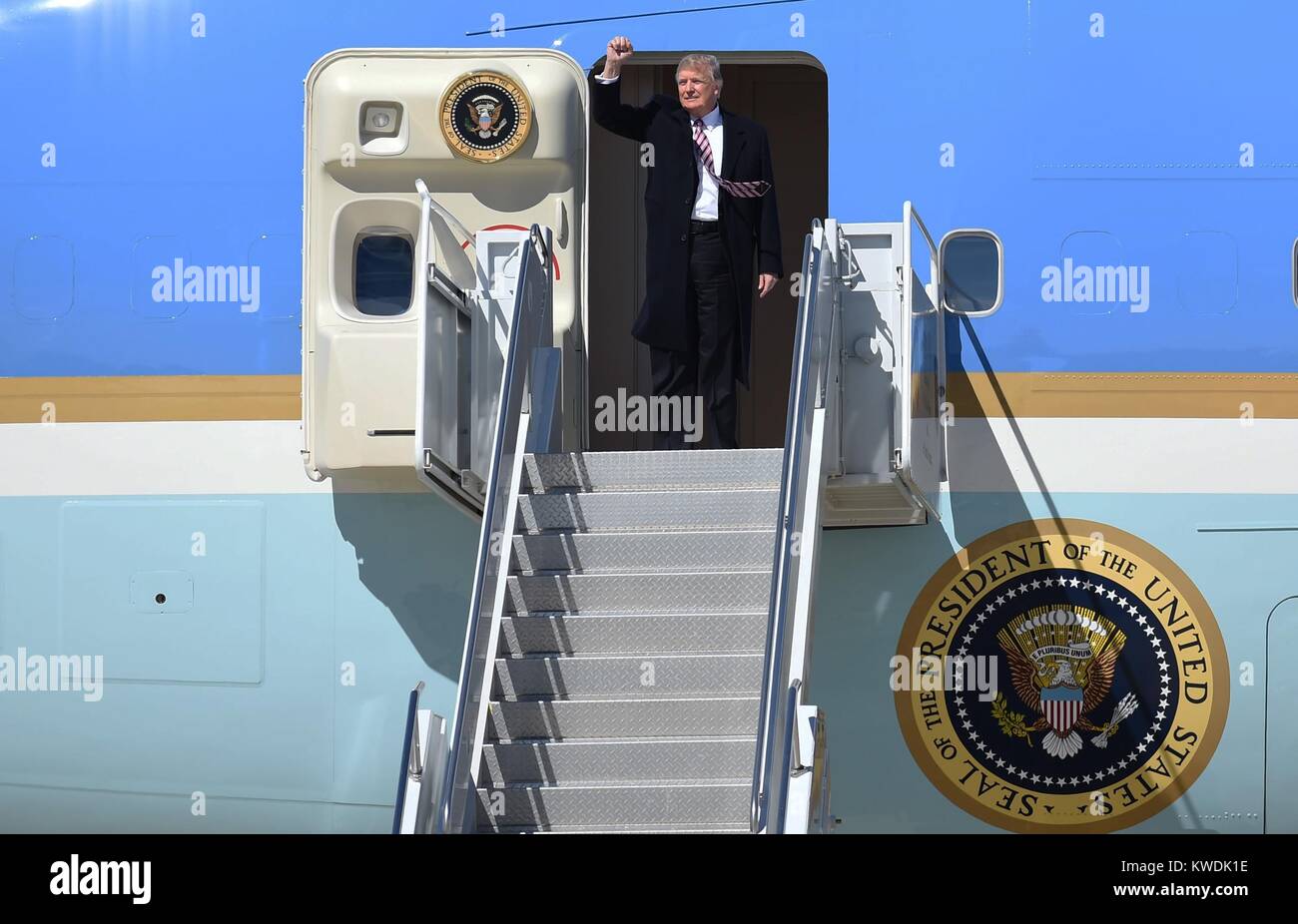 Präsident Donald Trump gibt eine geballte Faust salute von Air Force One, 2. März 2017. Auf in Langley, VA ankommen, gab er seinen Gruß von Nationalismus und Defiance (BSLOC 2017 18 149) Stockfoto
