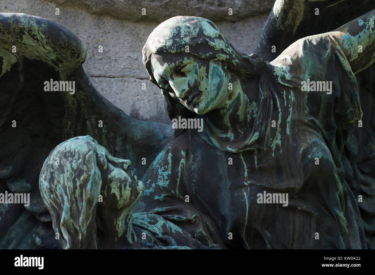 Statue von einem himmlischen Wesen/Engel auf der Suche nach einem menschlichen Stockfoto