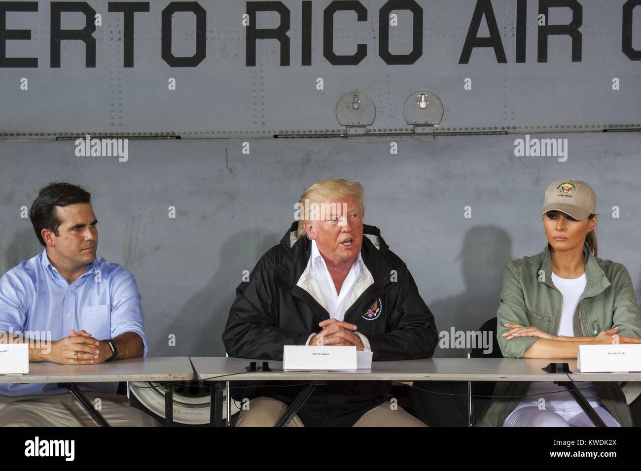 Reg. Ricardo Rosello, Präsident Donald Trump und Melania Trump in Carolina, Puerto Rico. Sie waren informiert über die Hilfsmaßnahmen während einer Sitzung an Muniz Air National Guard Base am Okt. 3, 2017 (BSLOC 2017 18 177) Stockfoto