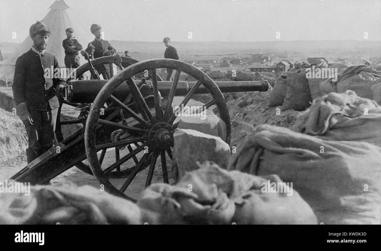 Soldaten mit Hotchkiss Kanone, die Sie während der Wounded Knee Massacre von Dez. 29, 1890 gefeuert. Die Waffen wurden über Big Foots Lager Minneconjou Sioux in der einseitig Gun zu kämpfen, mit 120 Indianer Krieger (BSLOC 2017 18 19) Stockfoto