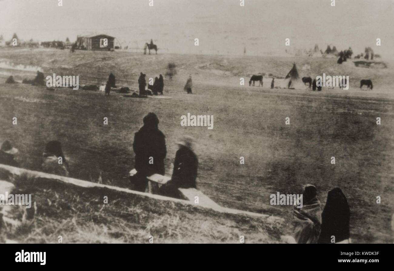 Überlebende des Massakers von Wounded Knee Hingabe an die US Army, Jan. 1, 1891. Viele von Big Foots band der Minneconjou Sioux lief in den kalten karge Land während der Gun zu kämpfen zwischen Indianern und der Armee Männer, dass ihre Morgendunst umgab. Die Überlebenden, die nicht zum Tod einfrieren zurück der Pine Ridge Agentur ein paar Tage später (BSLOC 2017 18 20) Stockfoto