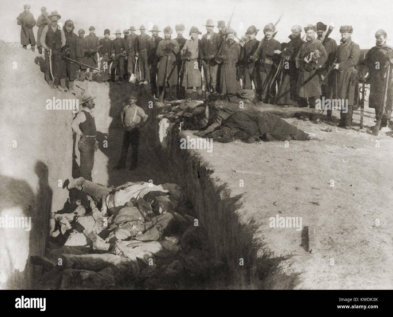 Bestattung der gebürtige amerikanische Opfer der Wounded Knee Massacre, im Januar 1891. Die US-Armee beauftragt, die Arbeiter die Körper, dig das Massengrab Grube zu sammeln und zu 146 Körper begraben. War das Grab gegraben auf dem gleichen Hügel, von dem aus die Artillerie feuerte während der Schlacht (BSLOC 2017 18 23) Stockfoto