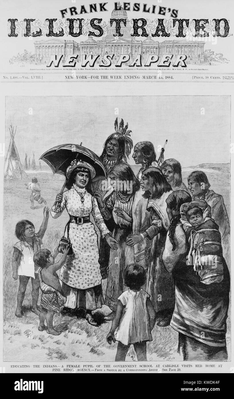 Eine weibliche Schüler von Carlisle Indian School besuche ihr Haus im Pine Ridge Agentur im Jahre 1884. Sie trägt ein modernes Korsett Kleid und trägt einen Regenschirm als sie spricht mit ihren traditionellen Reservierung Freunde (BSLOC 2017 18 40) Stockfoto