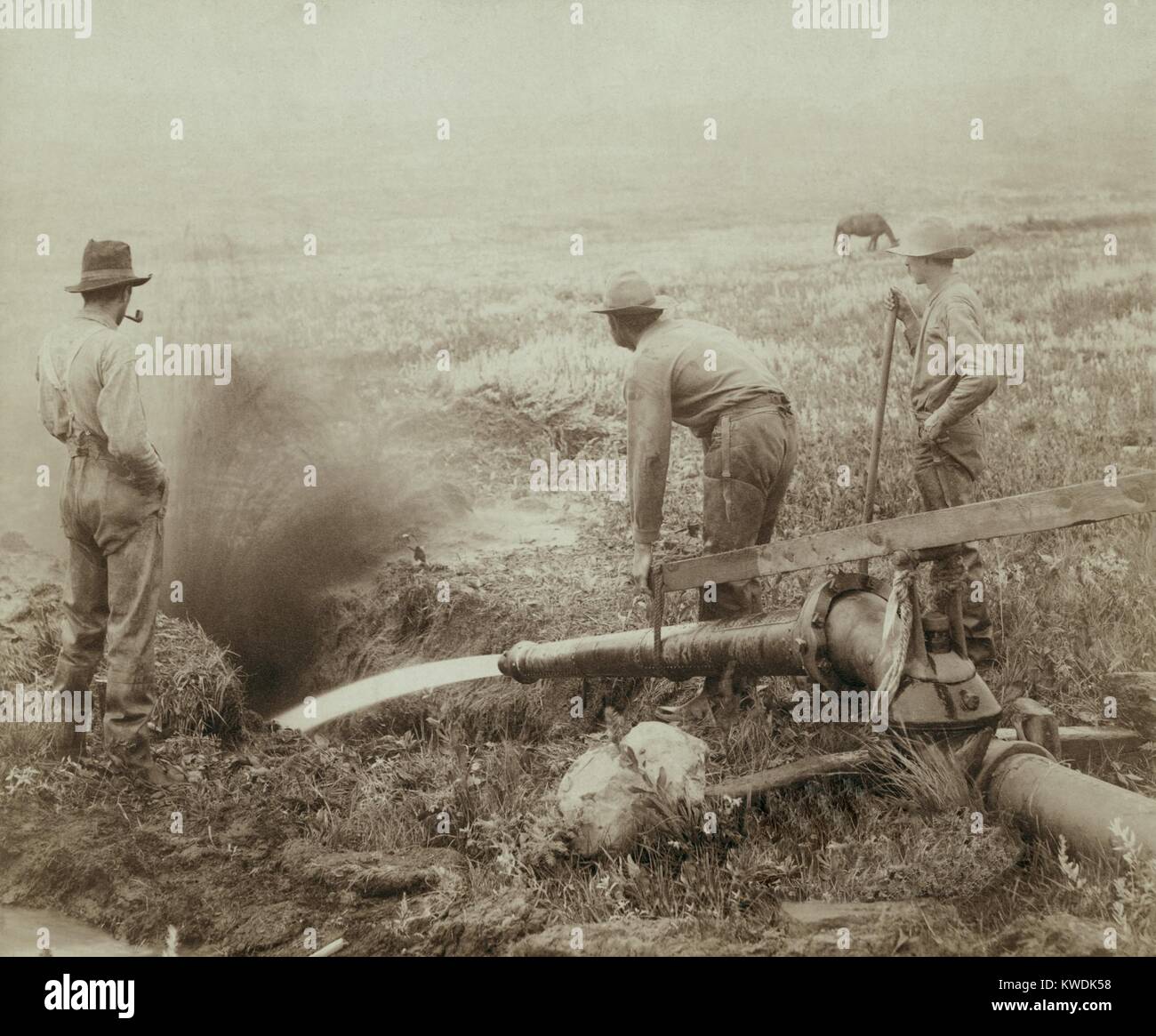 Drei Männer in hydraulischen Goldabbau in Rockerville, Black Hills oder South Dakota, 1889 (BSLOC 2017 18 54) Stockfoto