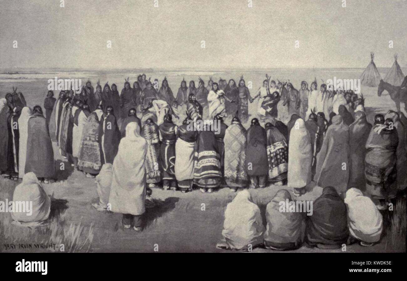Native American Ghost Tänzer in einem großen Kreis, halten sich an den Händen, C. 1890. Die Tänzer gemischt in einem Kreis, Gesang Ghost Dance songs für Stunden, die die Rückkehr der toten Verwandten heraufbeschworen, und ihre Welt bevor der Weiße Mann kam. Hände halten nicht eine Funktion der traditionellen indischen Kreis tanzt. Die Reproduktion eines Gemäldes von Maria Irvin Wright, von James Mooney Foto (BSLOC 2017 18 6) Stockfoto