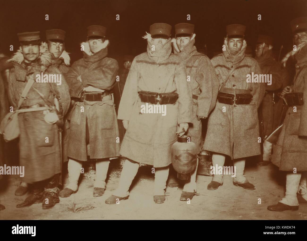 Japanische Soldaten in Chemulpo (Inchon) Strand nach Seeschlacht, Feb 9, 1904. Sie reisten mit dem Zug ins Landesinnere nach Seoul und besetzten die Stadt zu Beginn des Russisch-Japanischen Krieges (BSLOC 2017 18 93) Stockfoto