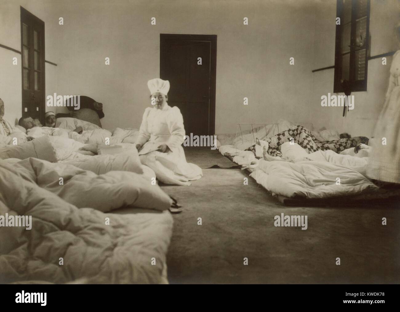 Japanische Rote Kreuz Krankenschwestern an Chemulpo Teilnahme an russische Soldaten in der Schlacht von Feb 9, 1904 verwundet. Während der Schlacht von Chemulpo Bay, 33 Russische Seeleute wurden getötet und 97 verwundet (BSLOC 2017 18 97) Stockfoto