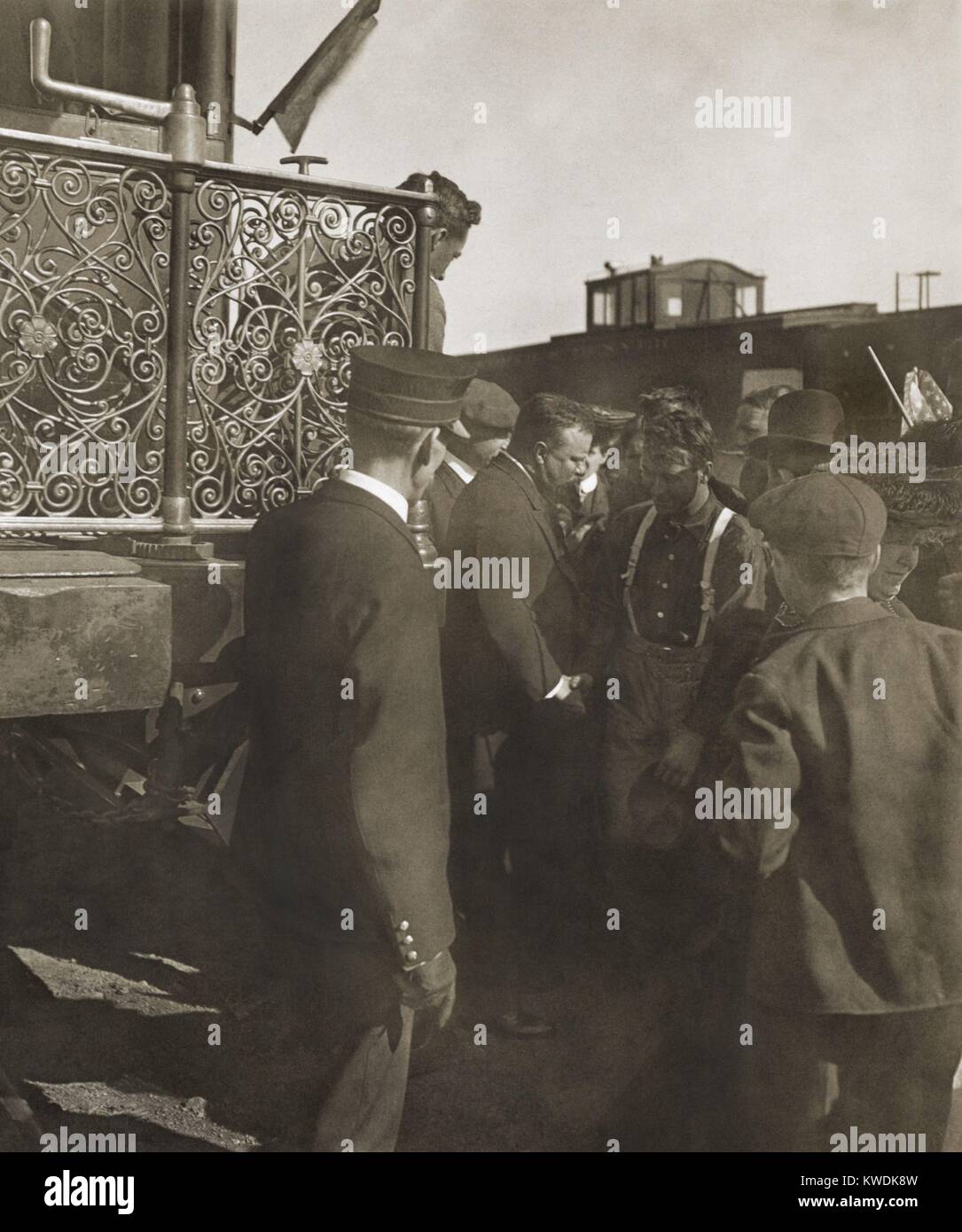 Präsident Roosevelt die Hände schütteln mit dem Bürgermeister von Texline, Texas, das war Schmied durch den Handel. April 14, 1905 (BSLOC 2017 6 60) Stockfoto