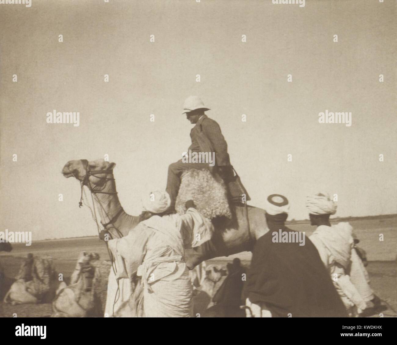 Theodore Roosevelt auf einem Kamel in Khartum, Sudan, März 1910. Smithsonian-Roosevelt African Expedition endete in Khartum, wo TRs Frau, Edith, die Gruppe vor ihrer europäischen Tour verband (BSLOC 2017 8 16) Stockfoto