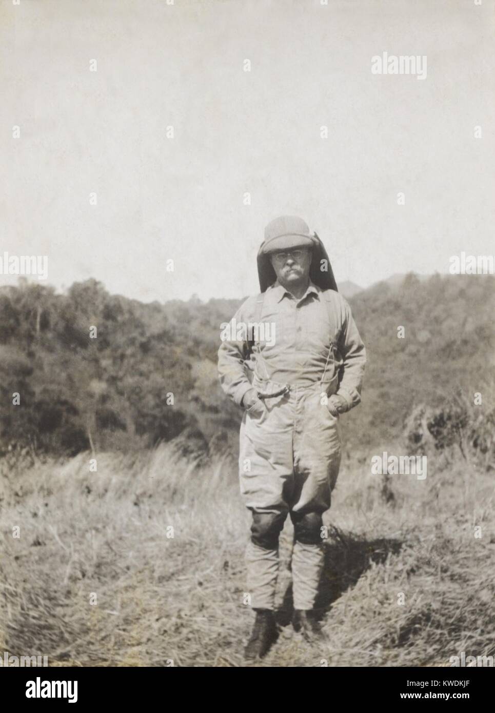 Theodore Roosevelt in der Afrikanischen Savanne Landschaft während der Safari. Juni 1909 bis März 1910 in British East Africa, belgischen Kongo und Sudan (BSLOC 2017 8 3). Stockfoto