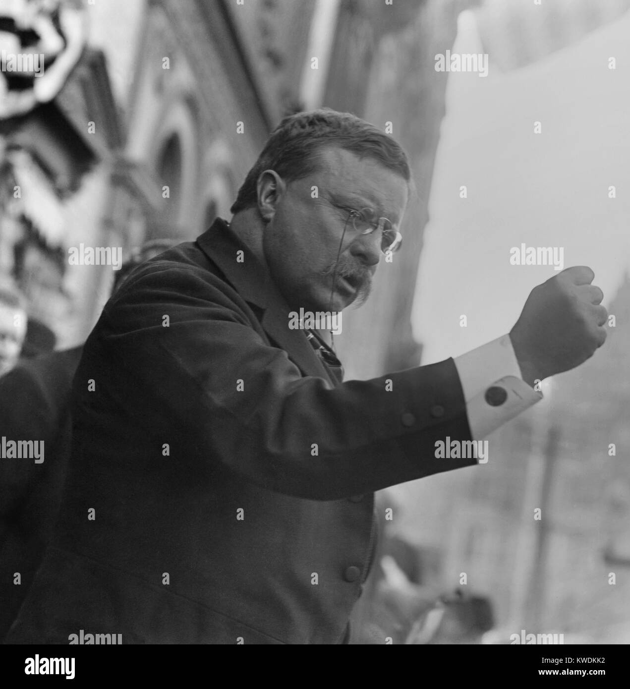 Oberst Theodore Roosevelt, sprechen in Yonkers, New York, 17. Okt. 1910. Er sprach mit einer Masse von 6000 vom Balkon des Getty House Hotel. Er warb für Henry Stimson für Regler und anderen fortschrittlichen Republikaner (BSLOC 2017 8 39) Stockfoto