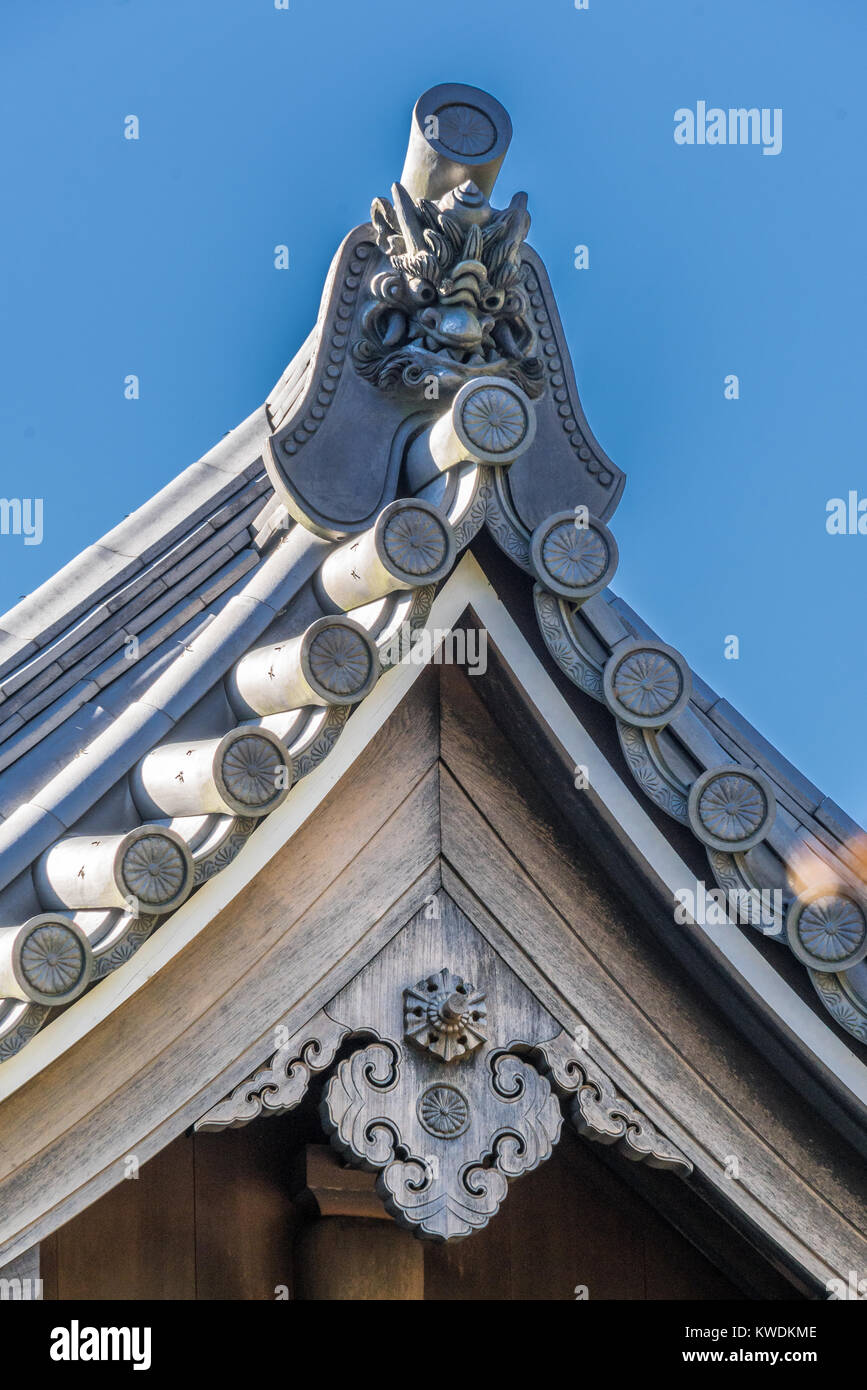 Onigawara (Goblin Oger tile) Dach Ornament an der Nihon-ji Tempel Yakushihonden Youden (Große Halle). In Berg Nokogiri (Nokogiriyama), Chiba Prefec entfernt Stockfoto