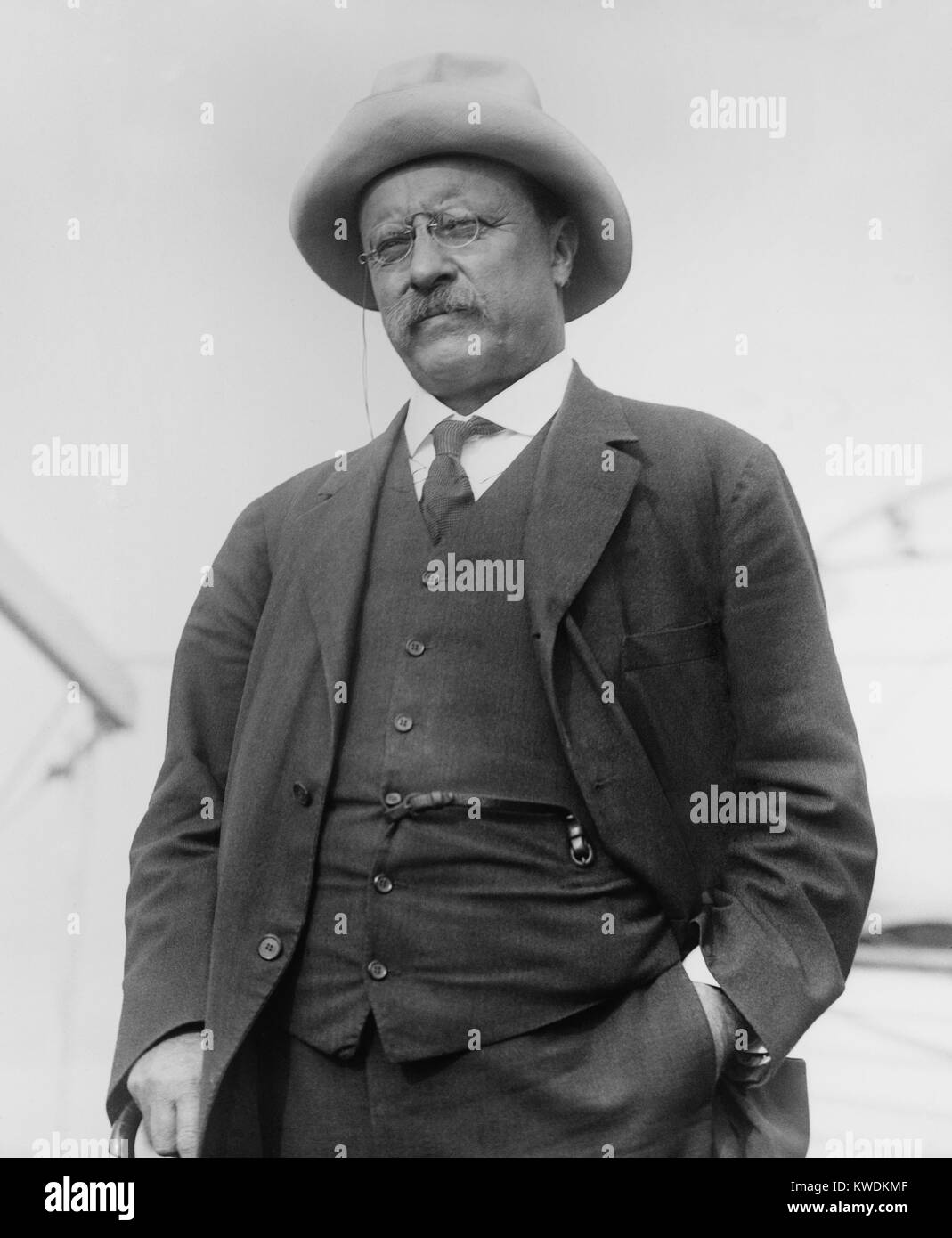 Theodore Roosevelt kam in NYC aus Brasilien am 19. Mai 1914. Er war immer noch krank mit Malaria, ging mit einem Stock und hatte 55 Pfund verloren auf der Expedition (BSLOC_2017_8_65) Stockfoto