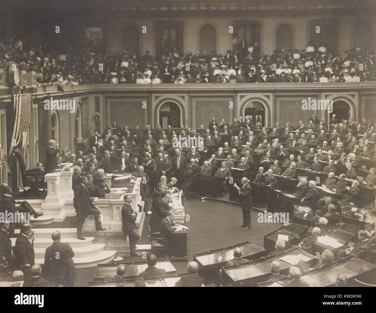 US-Repräsentantenhaus in der Sitzung im Jahr 1906. Joseph Kanone steht am Lautsprecher Rednerpult. Foto von Frances Benjamin Johnston (BSLOC 2017 8 89) Stockfoto