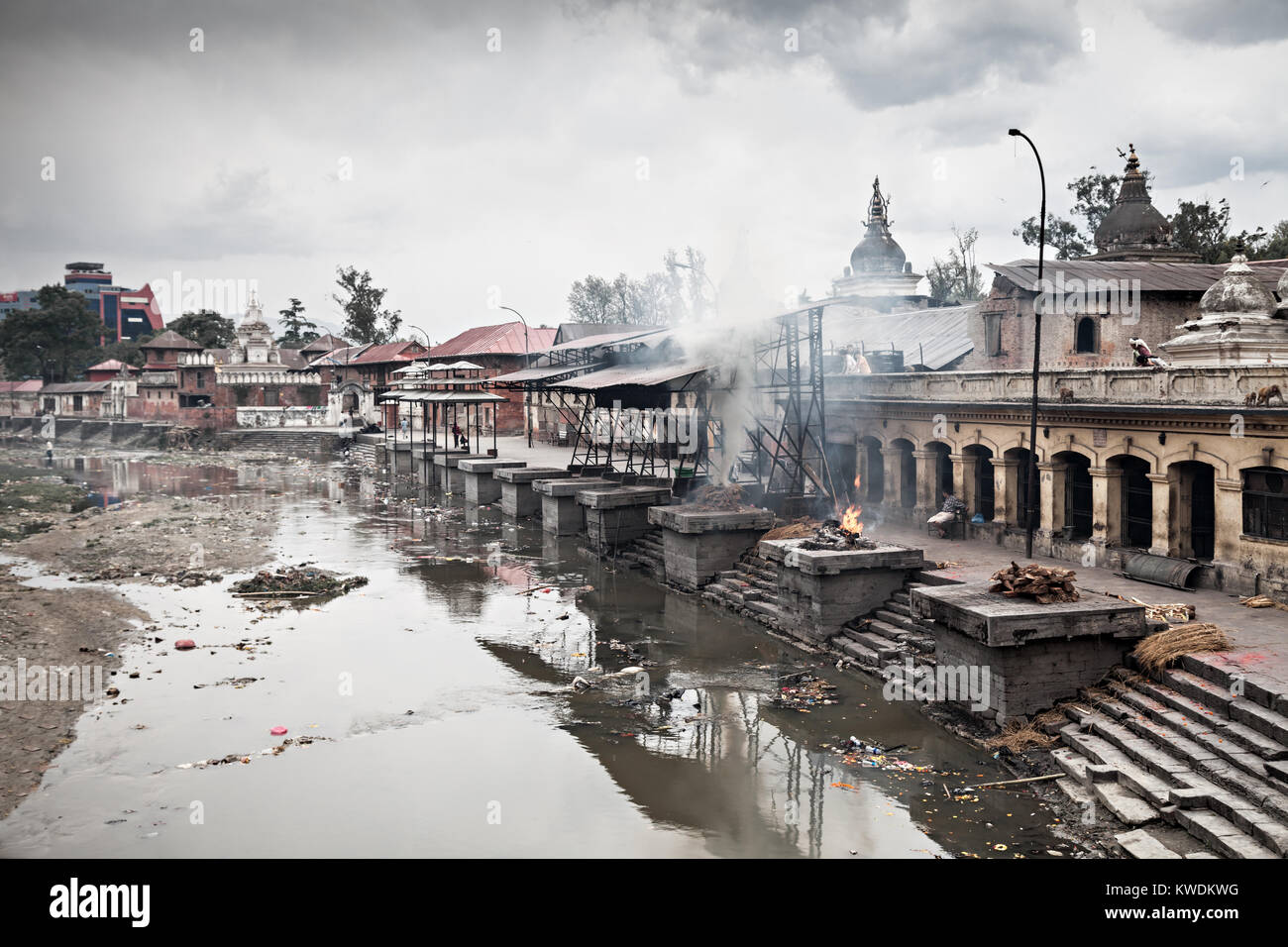 KATHMANDU - 15. April: Einäscherung Zeremonie entlang des heiligen Flusses Bagmati in Pashupatinath Tempel Komplex, 15. April 2012 in Kathmandu, Nepal. Dies ist die Stockfoto