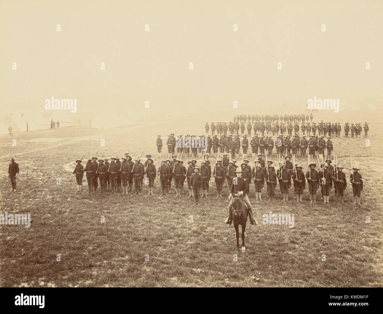 Afrikanische amerikanische Soldaten in Formation im Camp Meade, Pennsylvania, Mai 1899. Afrikanische Amerikaner, die meisten aus den Südstaaten, freiwillig in der Hoffnung, dass der Militärdienst ihre bürgerlichen Rechte verbessern würde. In Kuba waren die Immunes aufgrund Ihrer unter 10% Preise des gelben Fiebers genannt, im Vergleich zu den 75% für weiße Soldaten (BSLOC 2017 10 14) Stockfoto