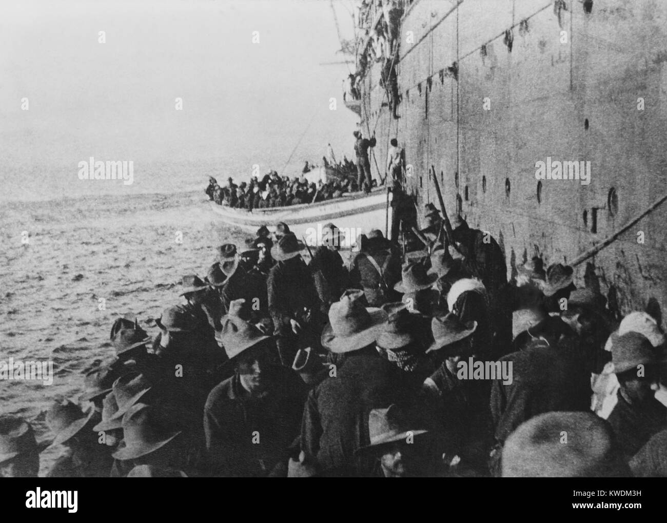 Amphibische Landung bei Arroyo, Puerto Rico, 3. August 1898 während des spanisch-amerikanischen Krieges. US-Soldaten der Firma C, 4 Ohio Volunteer Infantry Transfer der Boote aus der Kreuzer USS St. Paul, sieben Meilen vor der Küste (BSLOC 2017 10 52) Stockfoto