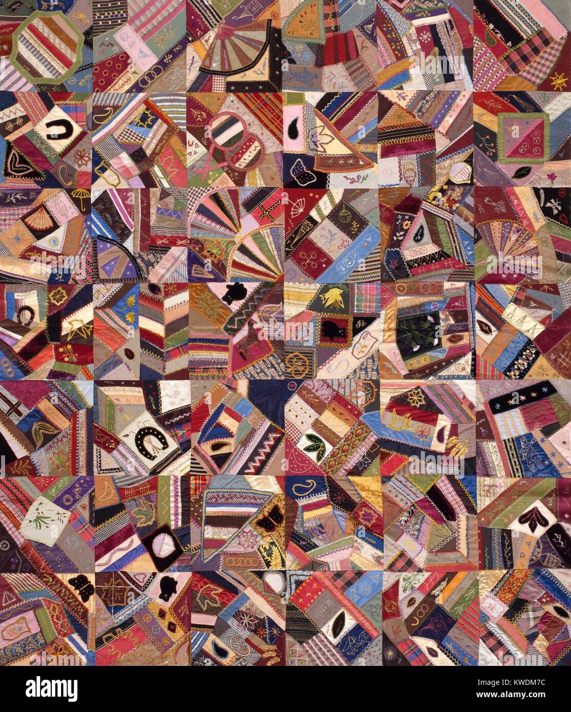 QUILT TOP CRAZY PATTERN, 1885, American Kunsthandwerk, Textilien. Jeder Block von dieser Quilt top ist mit ungewöhnlichen Mustern, die so gestaltet sind, und die Bausteine sind aus echten Botschaften zu sein. Diese unterscheiden sich von den meisten dieser Crazy Quilt. In den 1880er Jahren, Herstellern angeboten wird, Ready-to-Sew Crazy Quilt Kits, die oft inbegriffen Zierblenden (BSLOC 2017 16 126) Stockfoto