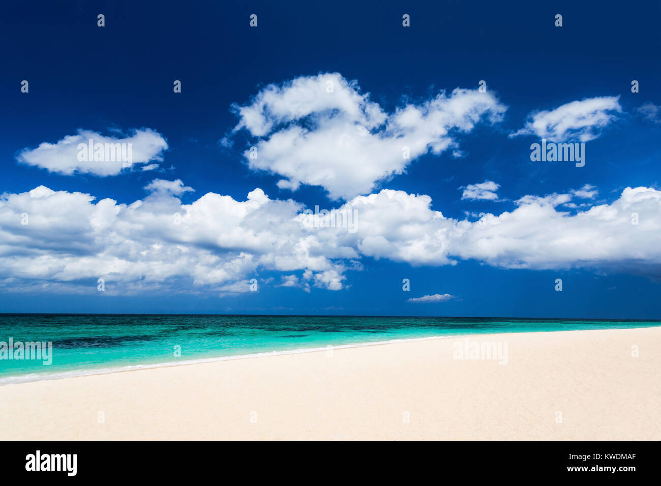 Niemand auf der Schönheit Strand mit türkisblauen Wasser Stockfoto