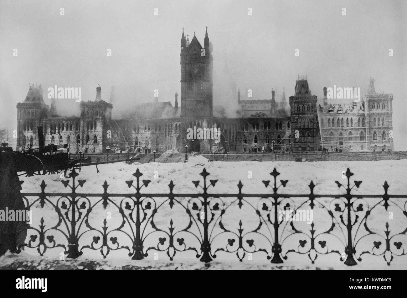 Ruinen des kanadischen Parlaments in Ottawa, nach einem Brand in der Nacht vom Februar 3, 1916. Feuerwehrleute weiter zu den Schwelbrand Spray. Es wurde befürchtet das Feuer von WW 1 Sabotage verursacht wurde, aber eine königliche Kommission bestimmt fahrlässiges Rauchen die Ursache (BSLOC 2017 17 104) Stockfoto