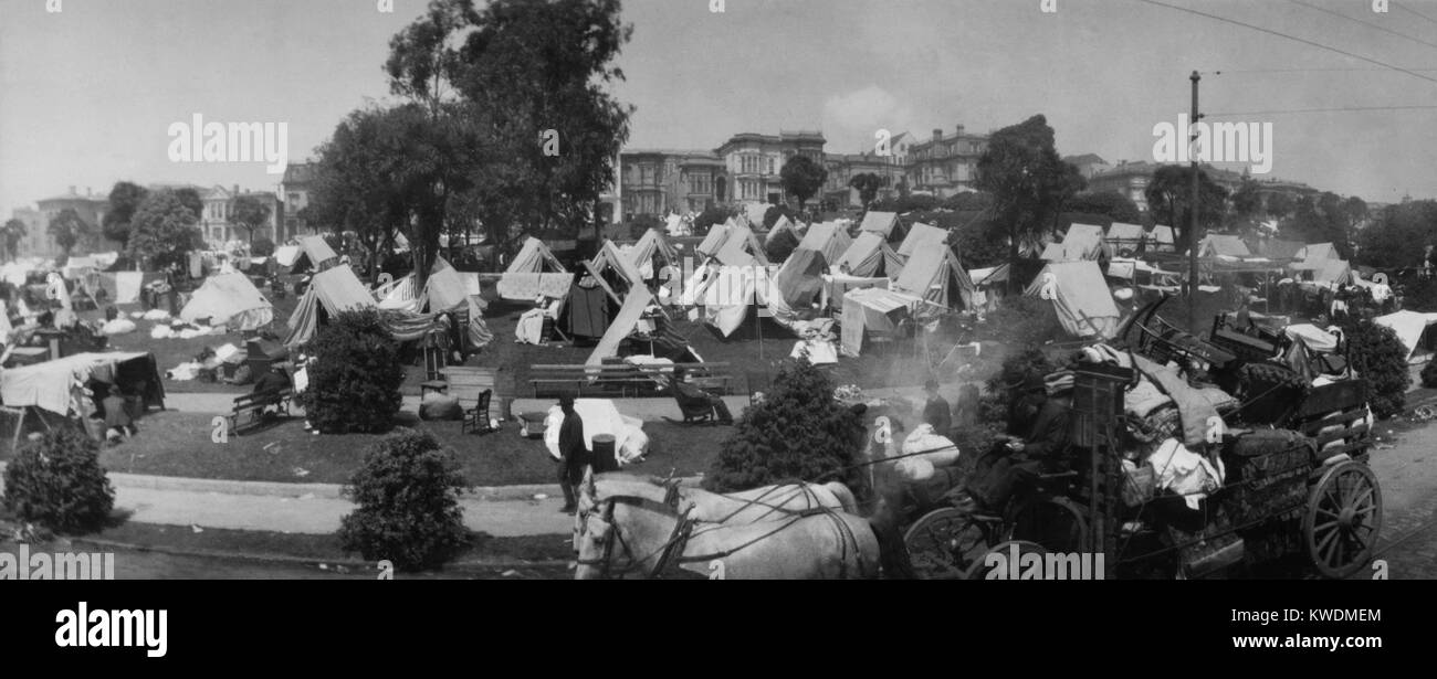 Zeltstadt im Jefferson Square, San Francisco, nach dem 18. April, Erdbeben 1906 und 3-Tages Feuer. Ein Pferdewagen mit geborgen waren vorbei in den Vordergrund, Mai 1906. Innerhalb des Parks, die Menschen bekommen, sich über ihren Tag (BSLOC 2017 17 43) Stockfoto