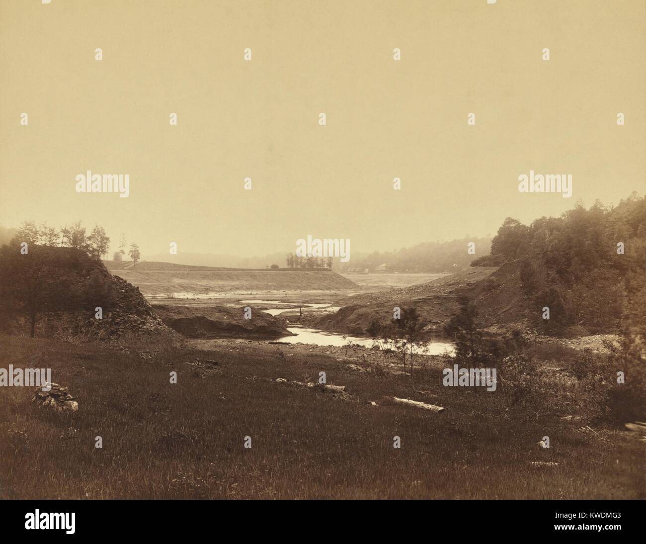 Little Conemaugh River fließt durch den durchlässigen See Conemaugh und South Fork Dam, 1889 gebrochen. Den Behälter serviert Cresson Springs Resort und South Fork Angeln und Jagd Club. 2.200 Todesfälle in den Johnstown Flood, wenn der Damm brach am 31. Mai 1889 (BSLOC 2017 17 71 geführt) Stockfoto