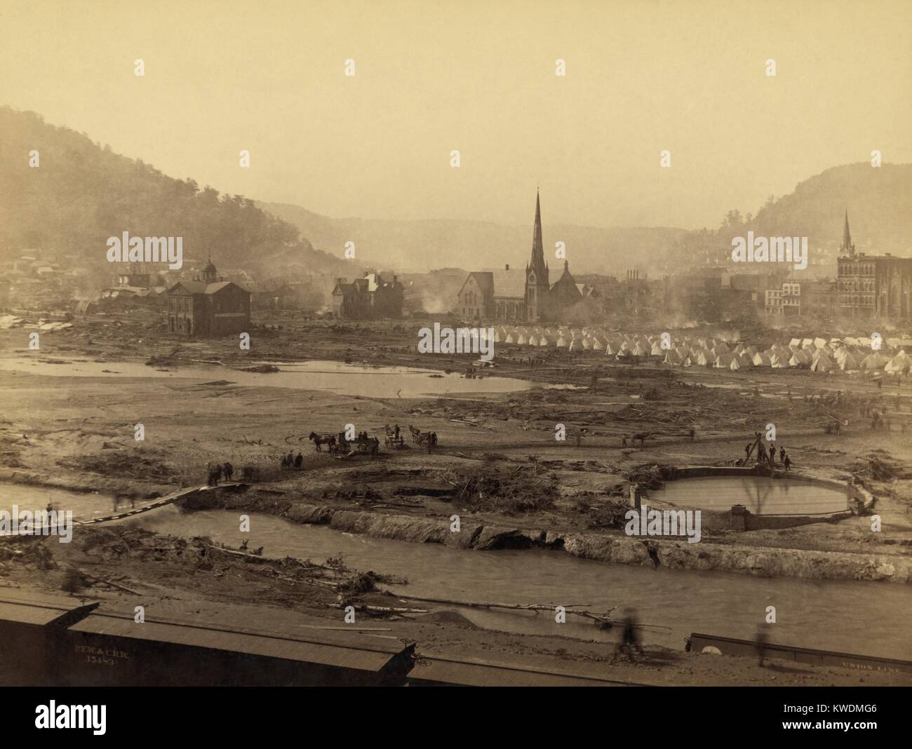 Ruinen von Johnstown nach dem Hochwasser vom 31. Mai 1889 mit dem Camp der Entlastung Corps (Mitte rechts). Die erste Erleichterung Züge erreicht die Szene am 2. Juni mit 1.000 Arbeiter am Ende des Tages ankommen. In der unteren linken, eine einfache Brücke wurde über den kleinen Conemaugh River (BSLOC 2017 17 73) konstruiert Stockfoto