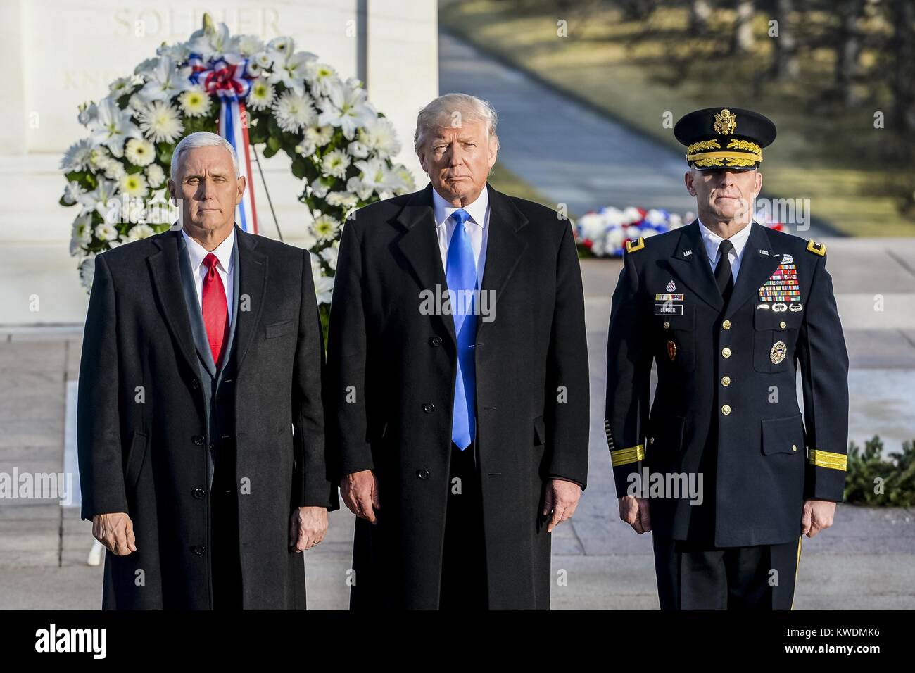 Präsident elect Donald Trump, VP-Präsidenten Michael Pence, und die Armee Generalmajor Bradley Becker. Am 19.01.2017, spielten sie die Eröffnungs-Kranz Zeremonie am Grab des Unbekannten Soldaten in Arlington National Cemetery (BSLOC 2017 18 120) Stockfoto