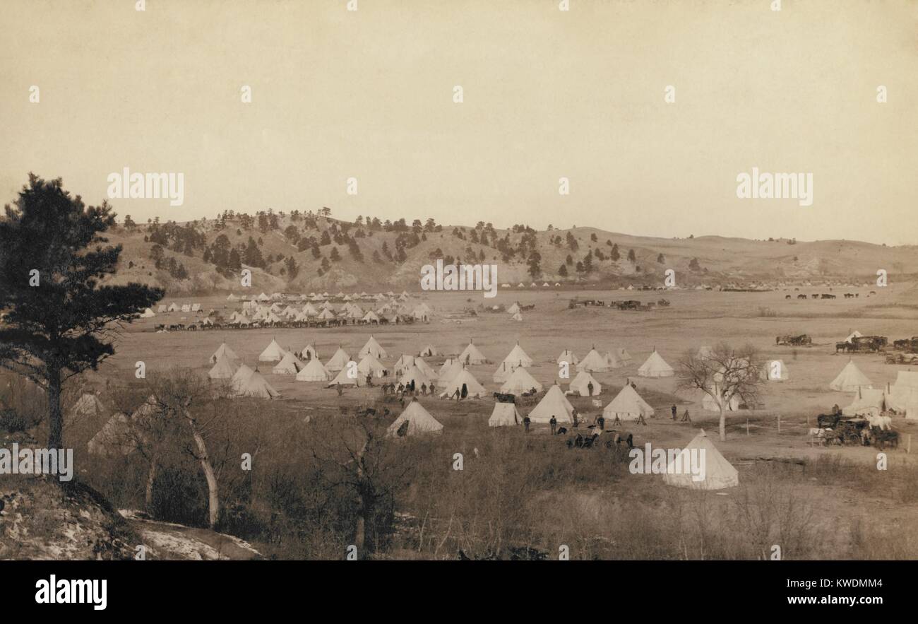 Allgemeine Brooks Camp in der Nähe von Pine Ridge, S.D., Jan. 17, 1891. Die Ansicht enthält das Lager der 2 US Infanterie Regiment von rund 400 Soldaten, die im November 1890, als Reaktion auf die indischen Agenten über die Ghost Dance unter den Lakota Sioux auf Reservierungen in South Dakota. Foto von John Grabill, Jan. 1891 (BSLOC 2017 18 14) Stockfoto