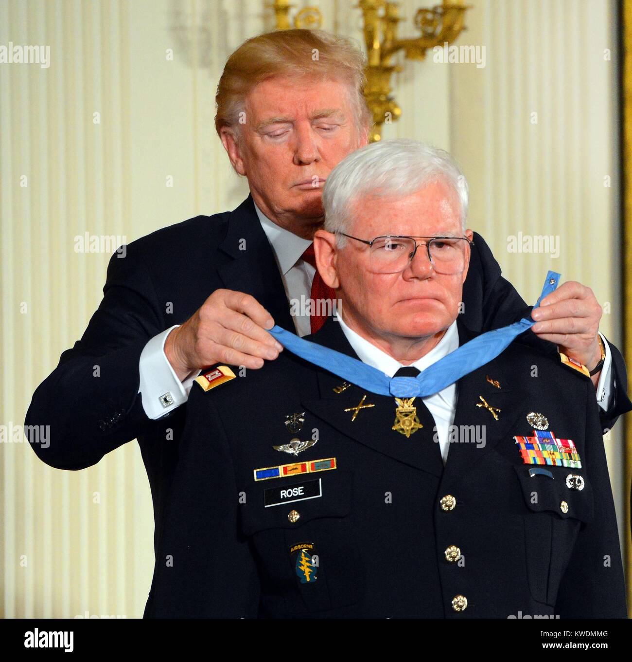 Armee Kapitän Mike Rose erhält die Ehrenmedaille der Präsident Donald Trump, Okt. 23, 2017. Er wurde für seine Heldentaten als Special Forces Sanitäter, während des Vietnamkriegs, Sept. 11-14, 1970 (BSLOC 2017 18 148 verliehen) Stockfoto