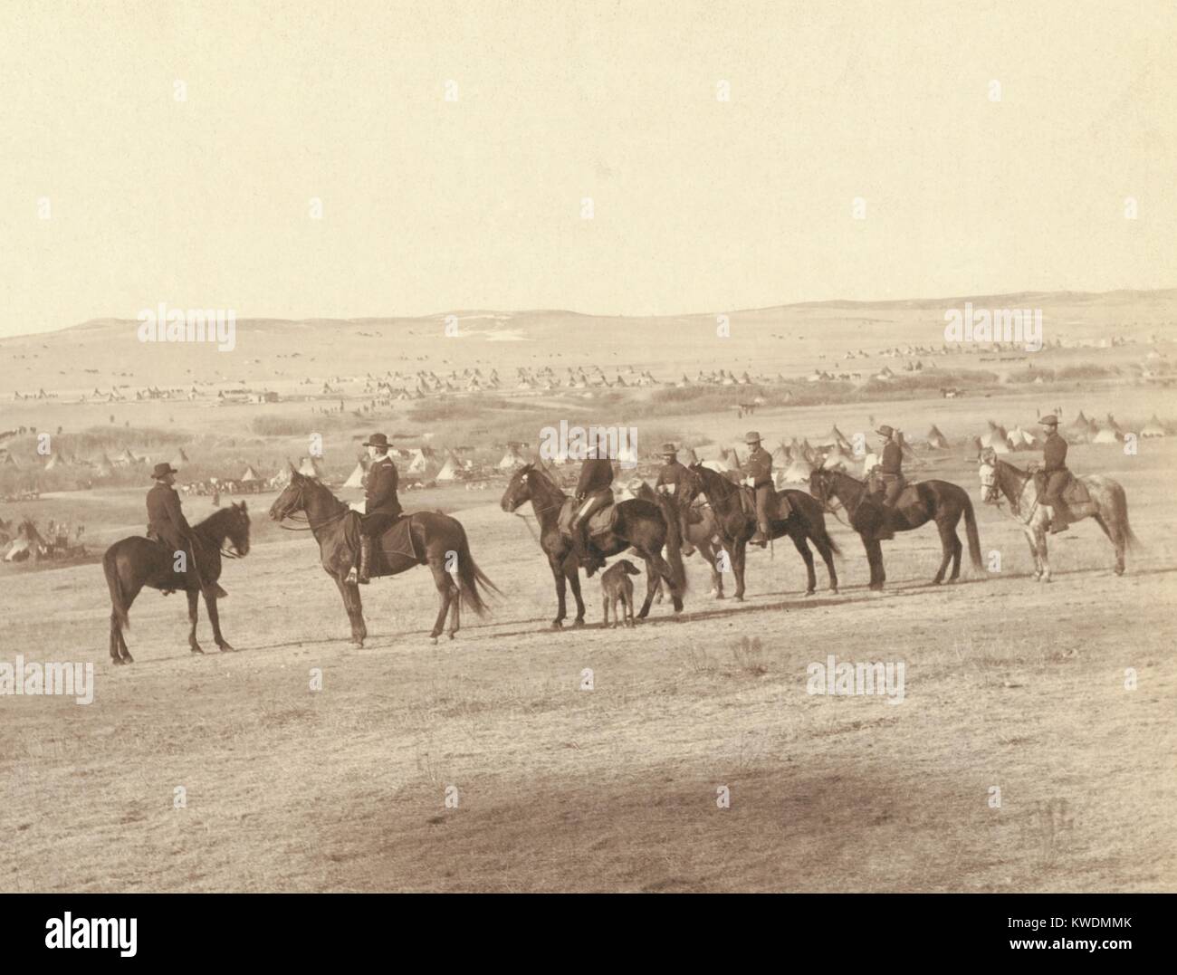 Gen. Meilen und Personal Anzeigen der feindlichen Indian Camp, in der Nähe von Pine Ridge Agentur, Jan. 16, 1891. Als Kommandant, militärische Abteilung des Missouri, kam er nach dem Wounded Knee Massacre 31.12.29, 1890 in Friedensverhandlungen mit Sioux der Lakota-reservate zu engagieren. Foto von John Grabill, Jan. 1891 (BSLOC 2017 18 15) Stockfoto