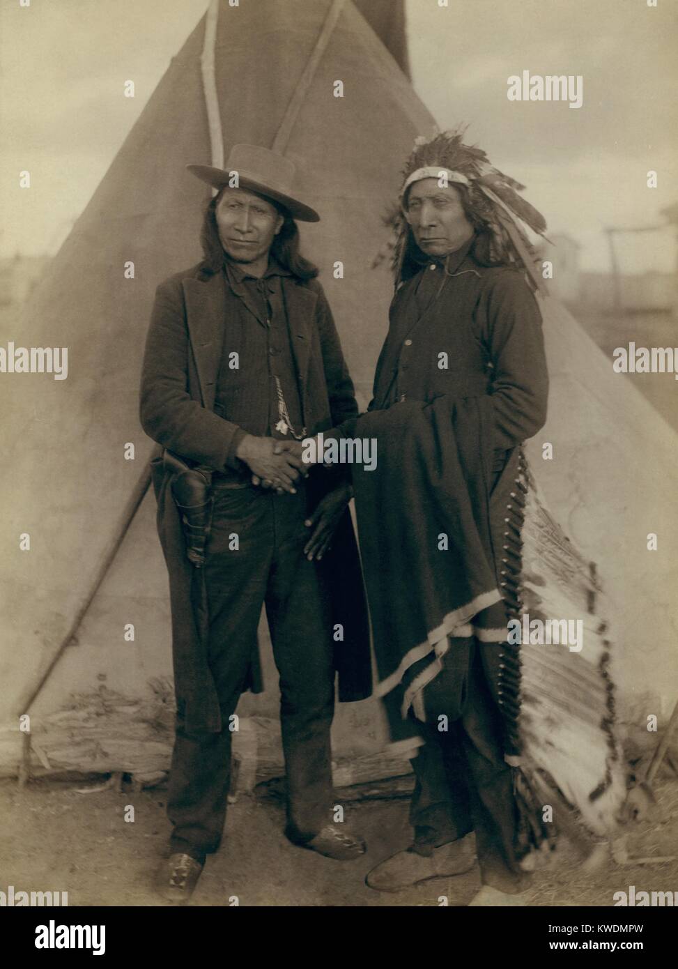 Red Cloud und American Horse, Oglala Lakota Chiefs, kurz nach dem Wounded Knee Massacre. American Horse, in einer langen gefiederten Kopfschmuck, war unter den fortschrittlichen Kräfte ist, die freundlich Assoziationen mit weißen und Bildung für sein Volk gefördert. Amerikanischen Pferd gegen den Ghost Dance Bewegung und unterstützt der Carlisle Indian Industrial School, die sein Sohn besucht. Foto von John Grabill, Jan. 1891 (BSLOC 2017 18 25) Stockfoto