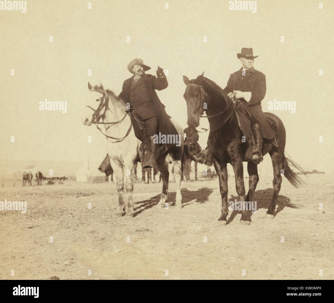 Portrait von Buffalo Bill und Allgemeine Meilen, Anzeigen der feindlichen Indian Camp im Jan. 1891. Nach dem Verwundeten Creek Massaker, Buffalo Bill war Scouting für notorische Inder in den kommenden Europäischen Tour durch seine Wild West Show zu bieten. Foto von John Grabill, Jan. 1891 (BSLOC 2017 18 26) Stockfoto