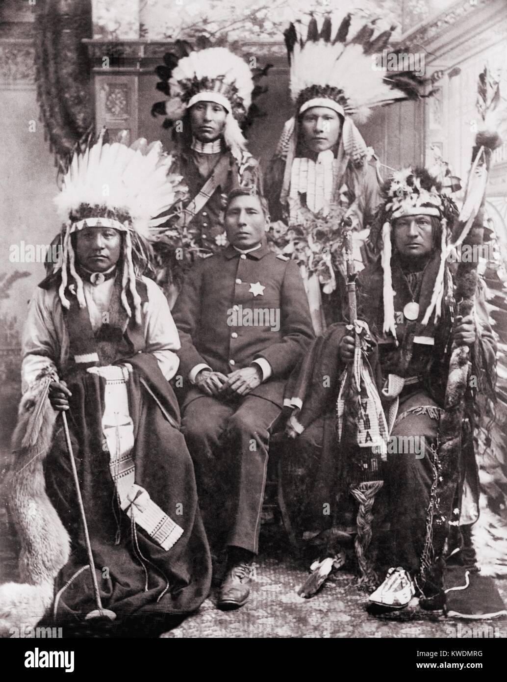 Kapitän George Schwert, Leiter der indischen Polizei mit Buffalo Bills Indianer, Pine Ridge Agentur, 1891. Nach dem Wounded Knee Massacre, Buffalo Bill Cody angestellt Ghost Tänzer einschließlich Leiter Kicking Bear und kurze Stier für seine Wild West Show. Sie waren mendaciously beworben als schlechter Inder in der Wounded Knee kämpfen (BSLOC 2017 18 38) eingerückt Stockfoto