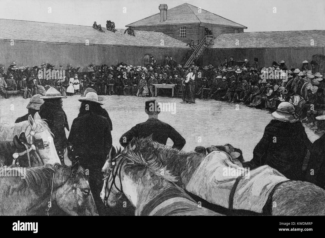 Chief Sitting Bull Adressierung eines Rates der Sioux Indianer, bei Standing Rock Agentur. Er sprach sich gegen die Neuordnung der Sioux Reservierung im Dez. 1887. Die US-Regierung erforderliche 2/3 der männlichen Indianer zur Genehmigung der Sioux Reservation in sechs kleinere separate Netzwerke zu brechen, zu unterzeichnen. August 1889, staatliche Mittel gewonnen die Unterschriften durch Versprechungen, Drohungen, List, einschließlich der Sammlung von Unterschriften der Kinder (BSLOC 2017 18 43) Stockfoto