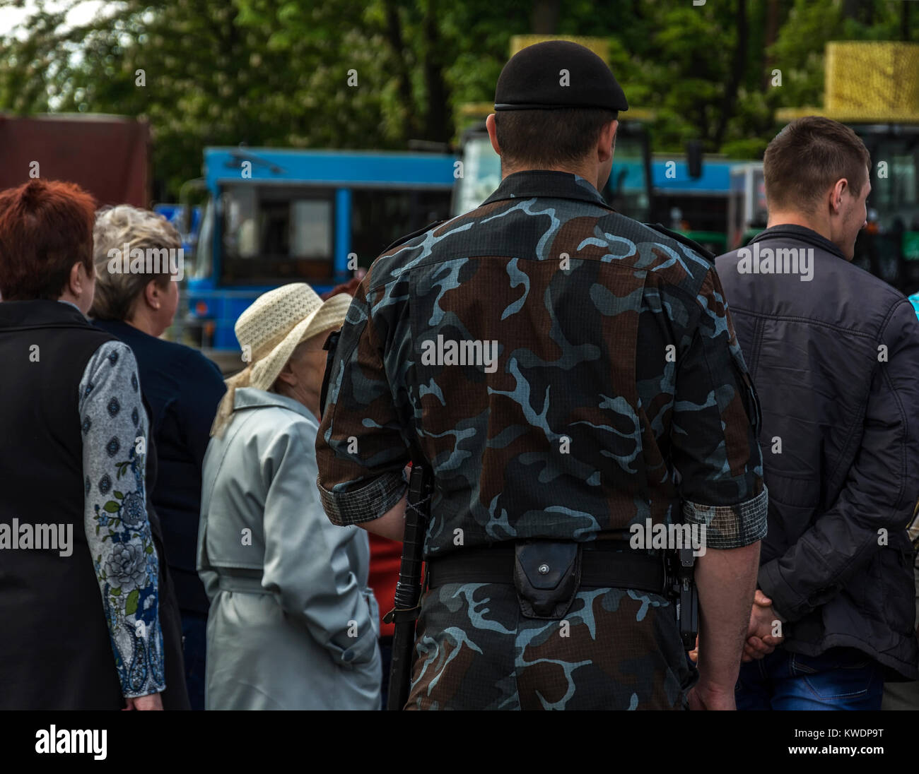 Belarus, Minsk - 05/27/2017 - von einem Mann in Uniform camouflage Kleidung und Baskenmütze Stockfoto