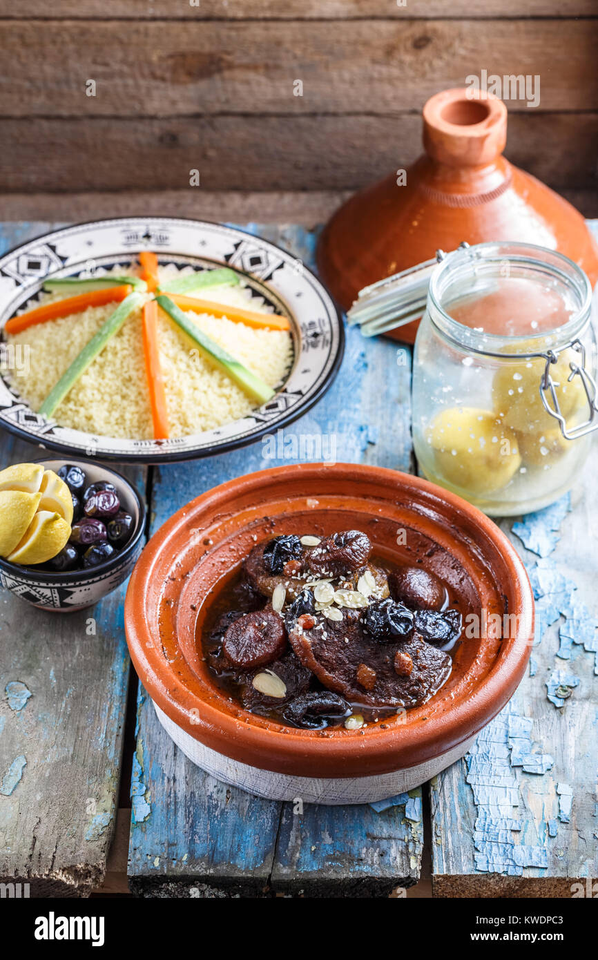 Köstliche marokkanische Tajine mit beeef, Pflaumen, Rosinen, Feigen und Mandeln. Stockfoto