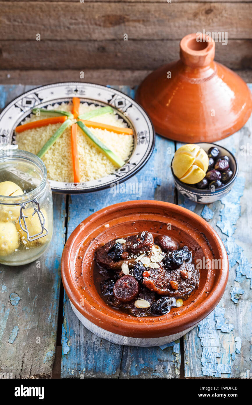 Köstliche marokkanische Tajine mit beeef, Pflaumen, Rosinen, Feigen und Mandeln. Stockfoto