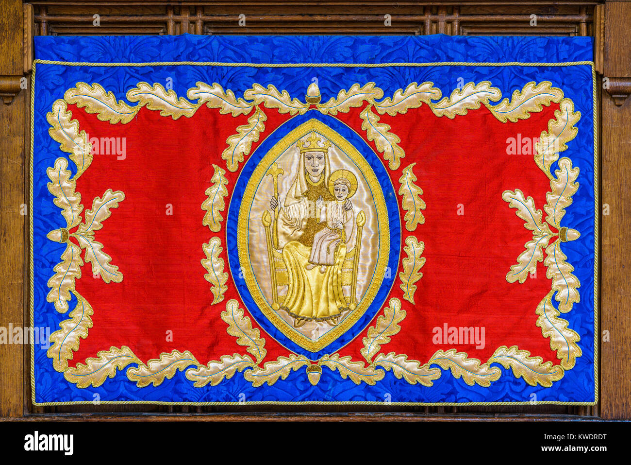 Maria und Jesus auf einem Wandteppich im Kapitel Haus an der christlichen Kathedrale vom normannischen Eroberer im elften Jahrhundert in Lincoln, Englan Stockfoto