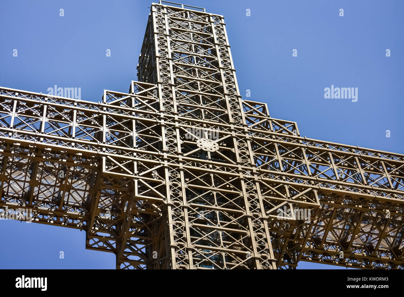 Big Steel Kreuz auf der Spitze eines Berges in der Nähe von Skopje. Stockfoto