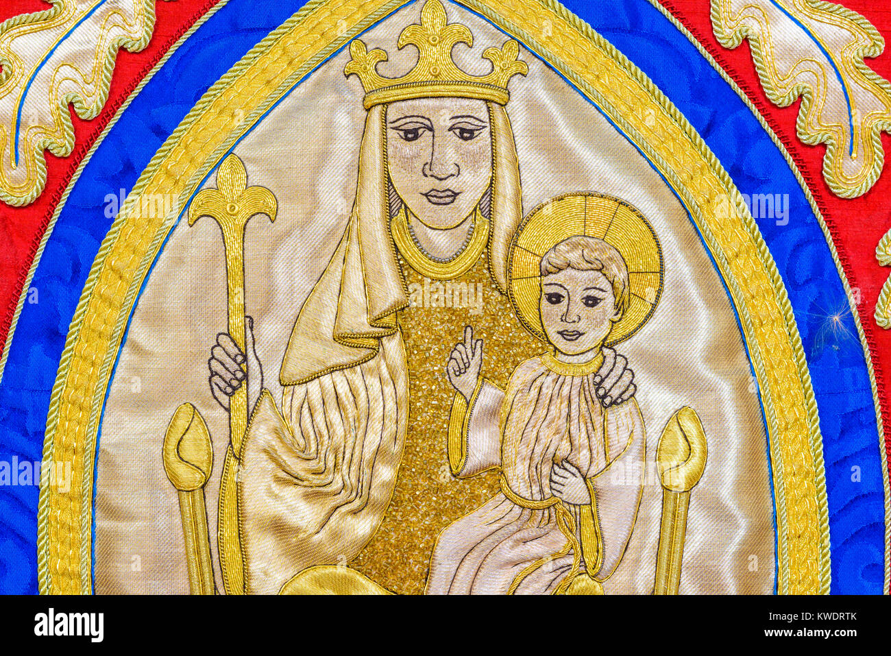 Maria und Jesus auf einem Wandteppich im Kapitel Haus an der christlichen Kathedrale vom normannischen Eroberer im elften Jahrhundert in Lincoln, Englan Stockfoto
