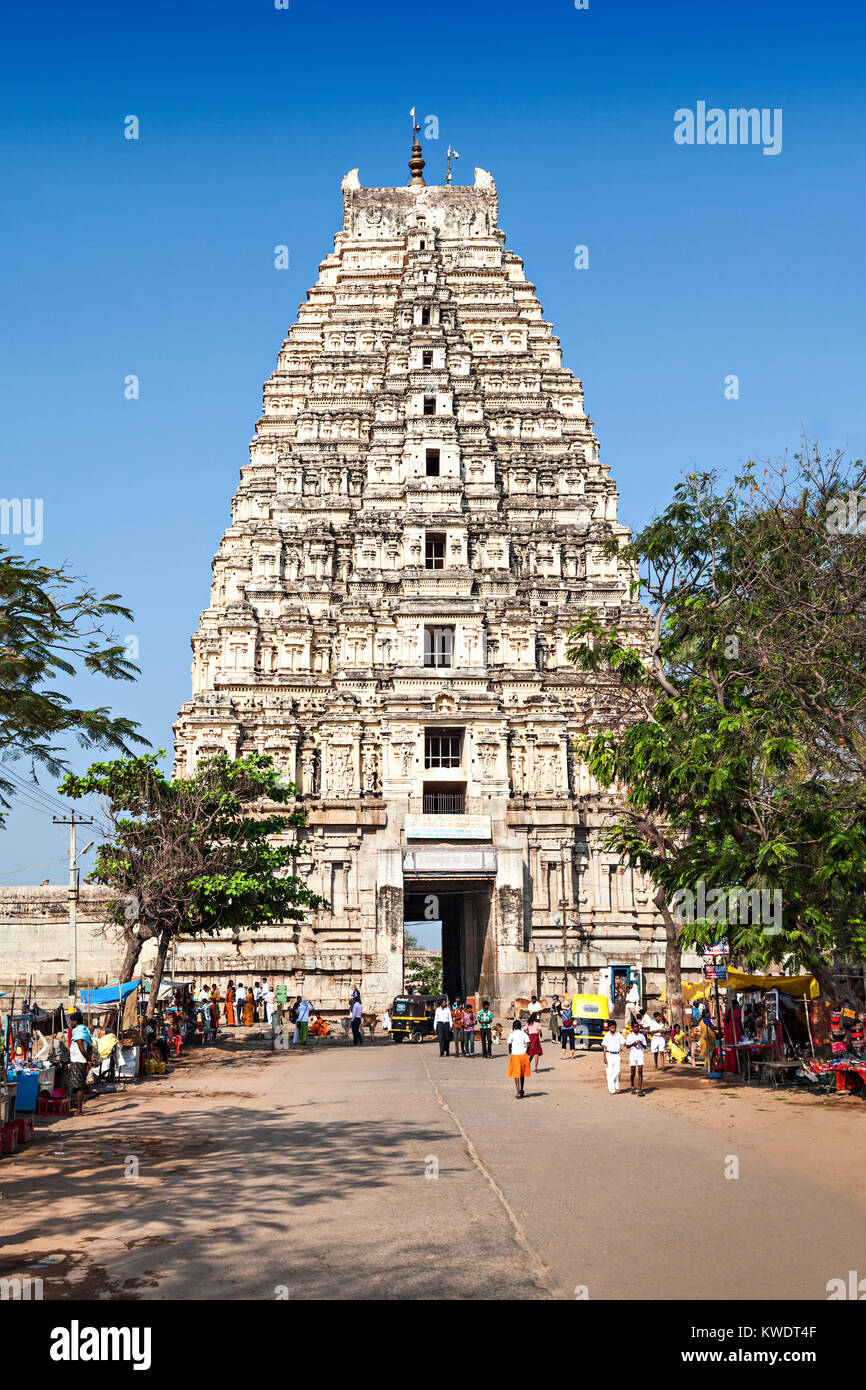 HAMPI, INDIEN - 17. Februar: Nicht identifizierte Personen in der Nähe von virupaksha Temple am Februar 17, 2012 in Hampi, Indien. Virupaksha ist ein hinduistischer Tempel Stockfoto